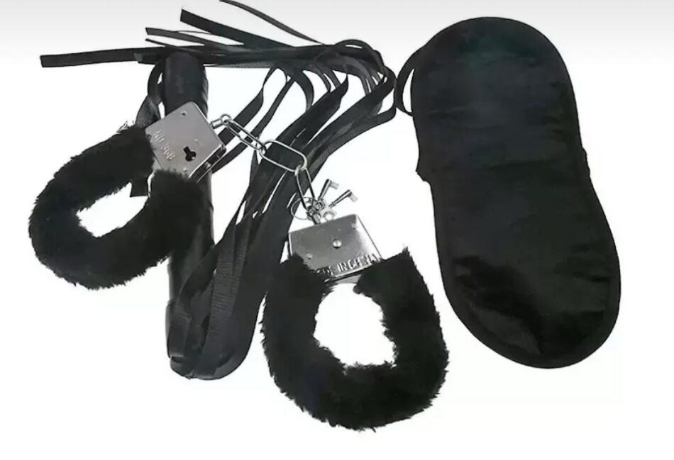 set bondage 4 pzas ; esposas, dados, antifaz y latigo