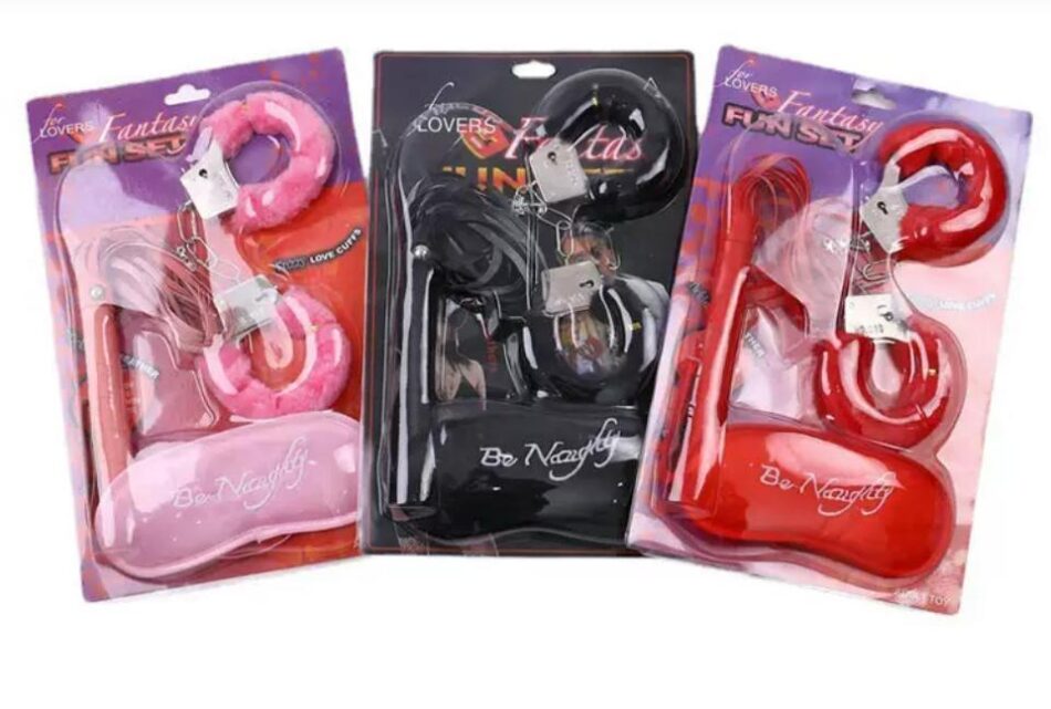 set de juego bondage esposas, latigo, antifaz color rojo y negro